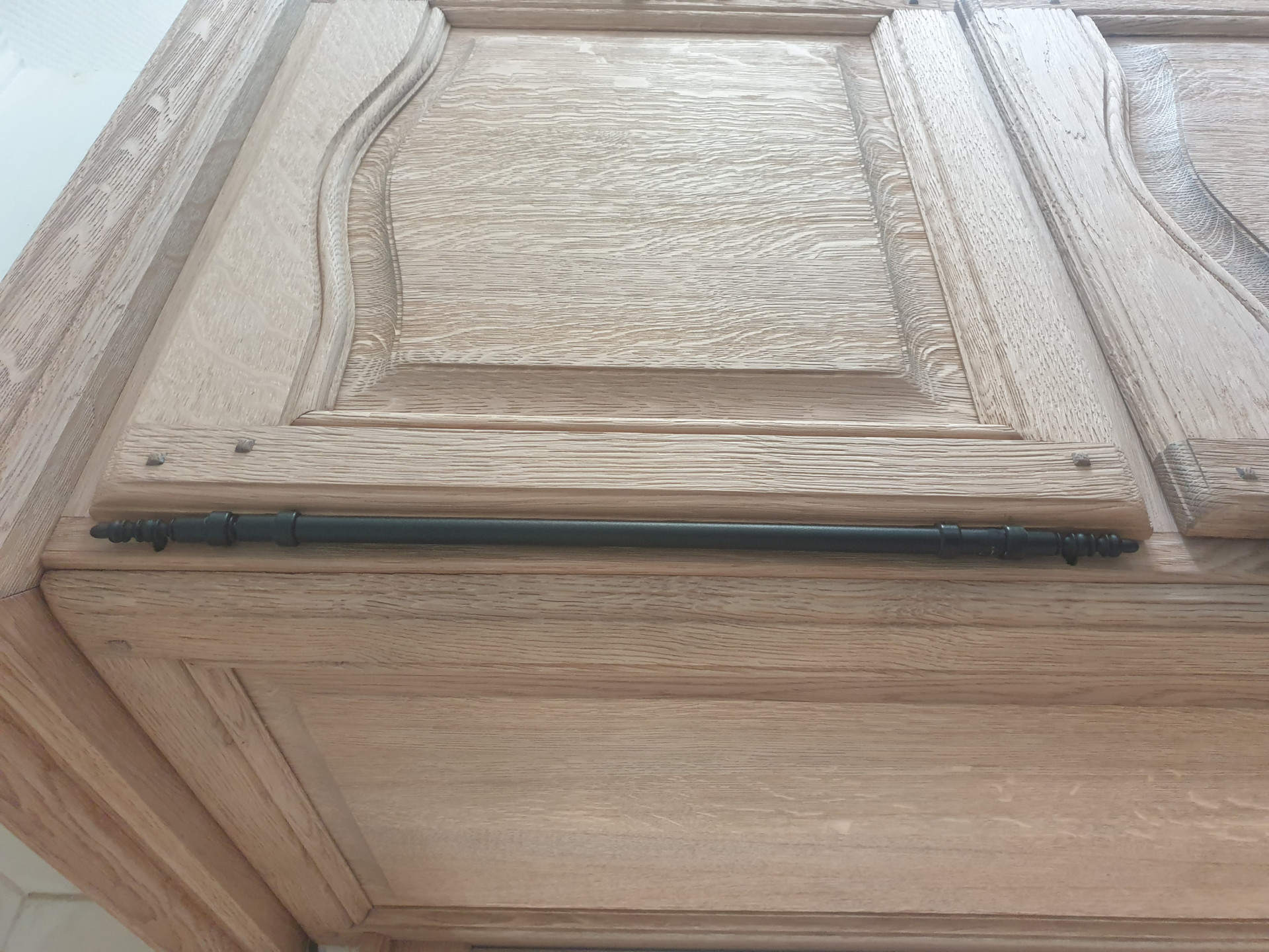 Detail van het beslagwerk (Natlak 2C Zwart structuurlak)